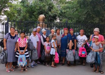 Арыста 100 оқушыға мектеп құралдары табысталды