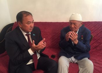 Социалистік Еңбек ері арыстықтардың амандығын тілеп отыр