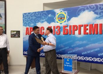 Ақын Мұхтар Шаханов та қайырымдылық акциясына үлес қосты