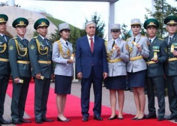 Тоқаев Нұр-Сұлтанда мемлекеттік туды көтерді