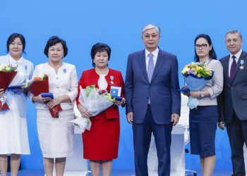 Президенттің қолынан мемлекеттік наградалар алған педагогтар кімдер?