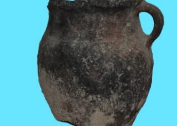 Түркістандық ақсақал «Әзірет Сұлтан» қорық-музейіне көне құмыралар табыстады