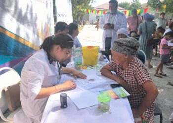 Арыс тұрғындары білікті дәрігерлерге тексеріліп жатыр