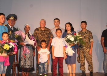 Әскери қызметкерлер көпбалалы отбасыларға кеш ұйымдастырды