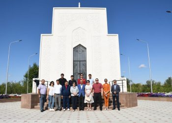 ТҮРКІСТАНДЫҚ ЖУРНАЛИСТЕР ҚАЗАҚ АҒАРТУШЫСЫНЫҢ КЕСЕНЕСІНЕ БАРДЫ