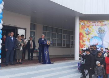 Б.Сапарбаев Жібек жолы ауылында оқушыларды Білім күнімен құттықтады