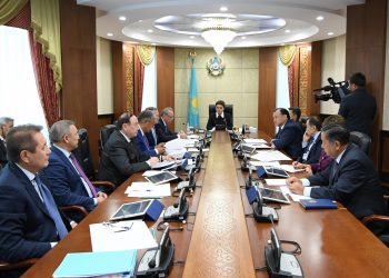 Облыс әкімі Өмірзақ Шөкеев сүт фермасының кірпішін қалады