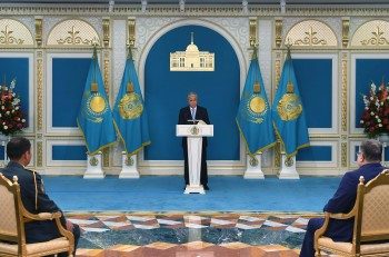 Әскерилер, дәрігерлер мен еріктілер: Президент Арысты қалпына келтіргендерді марапаттады