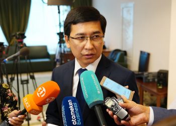 Еліміздің бас ұстазы оқушылардың еден жууына қатысты мәселеге түсінік берді