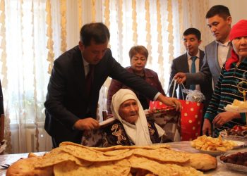 Төлеби ауданының әкімі ардагерлерге құрмет көрсетті