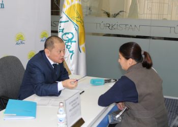 ТҮРКІСТАН: ТҰРҒЫНДАР МИНИСТРМЕН ТІКЕЛЕЙ ТІЛДЕСІП, МӘСЕЛЕ АЙТТЫ