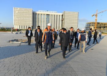 Өмірзақ Шөкеев Түркістан қаласындағы құрылыс нысандарын аралап, тұрғындармен жүздесті