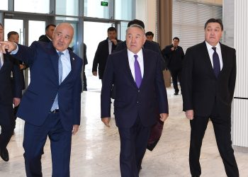 ҚАЗАҚСТАННЫҢ ТҰҢҒЫШ ПРЕЗИДЕНТІ ӘКІМШІЛІК-ІСКЕРЛІК ОРТАЛЫҚТЫҢ ҚҰРЫЛЫСЫМЕН ТАНЫСТЫ