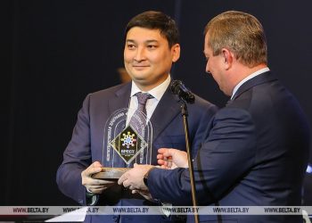 Александр Рогачук и Нуртай Кайрат во время церемонии предачи эстафеты культурной столицы стран СНГ