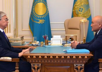 Президент Қасым-Жомарт Тоқаев Түркістан облысының әкімі Өмірзақ Шөкеевті қабылдады