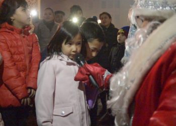 Түркістандық полицейлер балаларды жаңа жылмен құттықтады