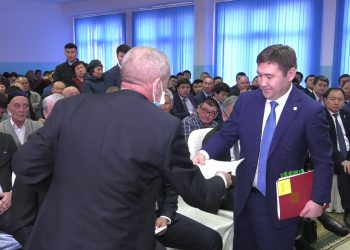 Жаңа әкімнің қолына тұрғындар арыз ұстатты