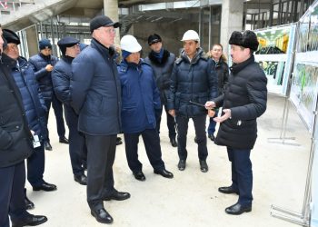 Роман Скляр Түркістандағы құрылыс нысандарын аралады