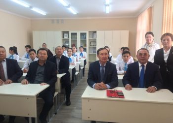 1979 жылғы түлектер білім ұясына тарту жасады