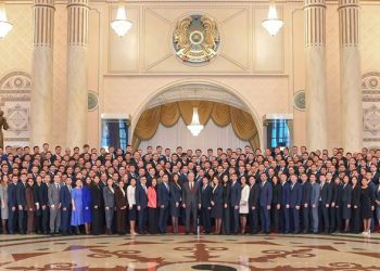 Мемлекет басшысы Президенттік жастар кадр резервінің мүшелерімен кездесті