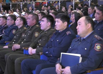 Есептік кездесуде тұрғындар әкімге емес, полиция қызметкерлеріне сын айтты