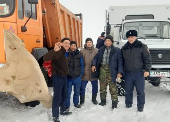 Полицейлер ақ түтек боранда адасқан жүргізушілерді тапты