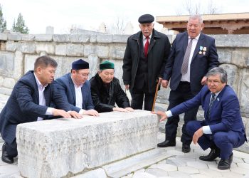 Ұлы балалар ізімен…: Жалаңтөс Баһадүр