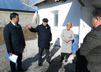 Өмірзақ Шөкеев 8 балалы отбасының жағдайымен танысты