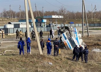 Бензин тасымалдайтын машина аударылды