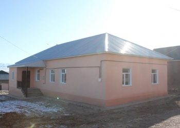 Қазығұрттық кәсіпкер жалғызбасты анаға  баспана салып берді