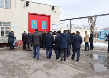 Түркістан: Басқарма басшылары мен бас дәрігерлер темір тордың арғы жағындағы тәртіппен танысты