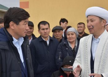 Бауыржан Байбек Жетісайда көпбалалы отбасыларға баспана кілтін тапсырды
