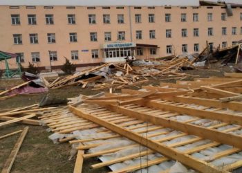 Түркістан облысында қатты жел мектептің шатырын жұлып әкетті