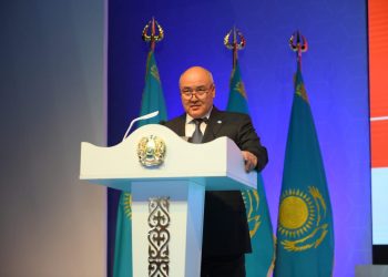 Өмірзақ Шөкеев халық алдында есеп беруде