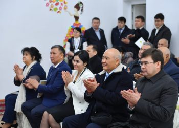 Өмірзақ Шөкеев Арыстағы балалар үйіне барды