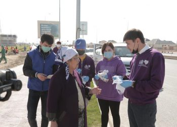 Түркістандық жастар тұрғындарға медициналық бетперде таратты