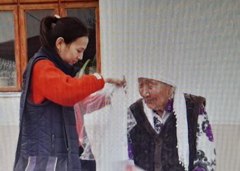 Түркістан облыстық мәслихатының депутаты Дулат Әбіш ғасыр жасаған әжелерді құттықтады