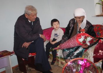 Жетісай ауданының әкімі аяулы аналарды мерекесімен құттықтады