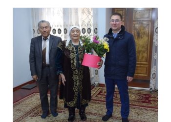 Түркістанның әкімі аяулы аналарды мерекесімен құттықтады