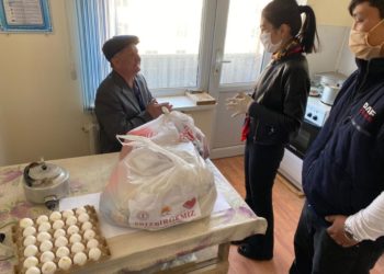 Түркістандық іскер әйелдер мұқтаж жандарға азық-түлік таратты