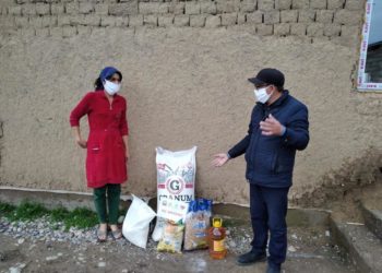 Төлебиде демеушілер мұқтаж отбасыларға азық-түлік таратты