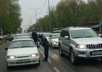 Қалада көлік ағыны толастамай тұр