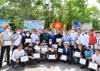 Шымкент қаласының әкімі карантин кезінде қоғамдық жұмысқа тартылған 100 сарбазға Алғыс хат табыстады