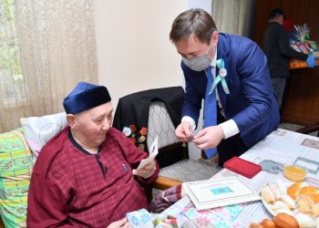 ШЫМКЕНТ ҚАЛАСЫНЫҢ ӘКІМІ ҰОС АРДАГЕРІН ҚҰТТЫҚТАП БАРДЫ