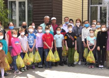 Жетім көрсең, жебей жүр