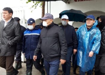 Шөкеев Төлебиде жаңбыр суынан зардап шеккен тұрғындармен кездесті