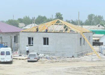 Мақтааралда жаңа үйлердің шатыры жабылып жатыр