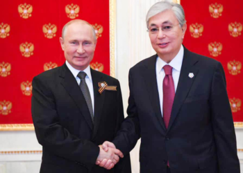 Тоқаев Қызыл алаңдағы әскери парадқа қатысып, Белгісіз солдаттың қабіріне гүл шоғын қойды