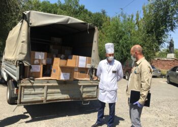 Шымкентте 10 мың медициналық бетперде, 1000 қорғаныш костюмі провизорлық орталыққа табысталды