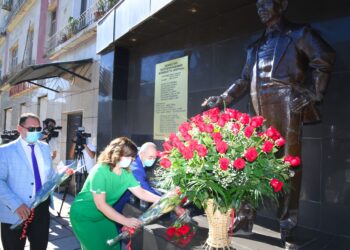 Шымкент: Шәмші Қалдаяқовтың ескерткішіне гүл шоқтары қойылды